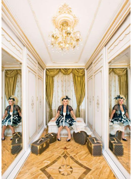 Надежда известна не только своим творчеством, но также, помпезными яркими нарядами, за которые она часто подвергается критике.-8