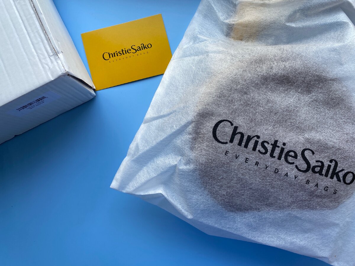 Сумка была упакована в коробку, мешок, а также внутри лежала милая открытка от автора сумочки