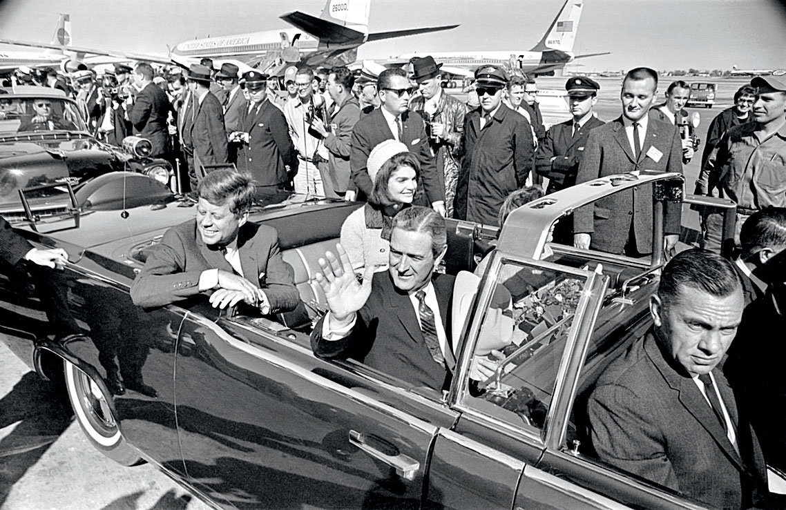 Джон Ф. Кеннеди за 10 миль до выстрелов в Далласе