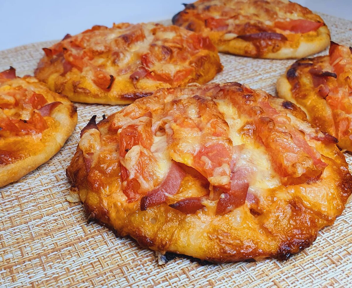мини пицца в духовке из дрожжевого теста с колбасой и сыром и помидорами фото 21