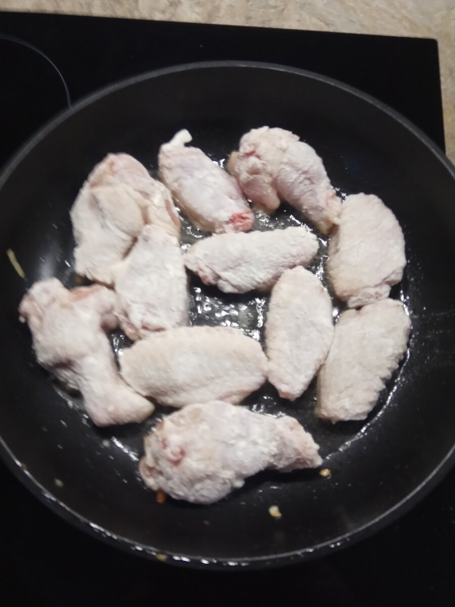 Обжариваем крылышки