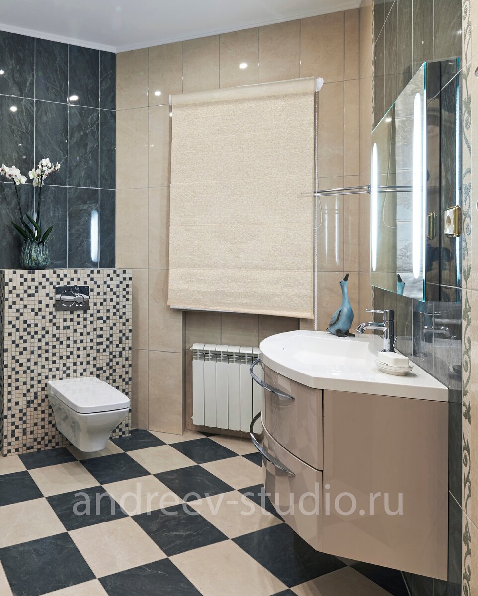 Рулонные шторы с блэкаутом полностью перекрывают свет из окна, при необходимости (фото авторов).