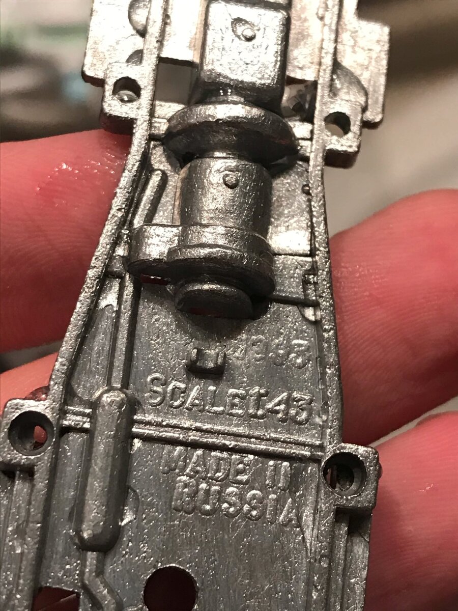 "1993" красуется абсолютно на всех донышках Уазов от "Русской миниатюры".