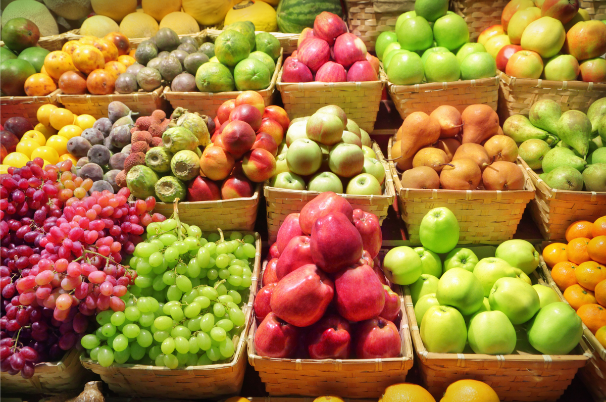 Фруктовые товары. Овощи и фрукты. Фрукты ассортимент. Прилавок с овощами и фруктами. Фрукты на рынке.
