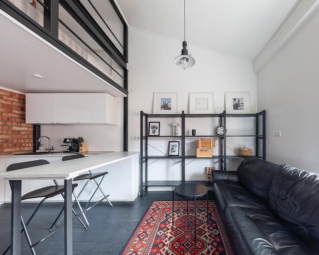 Супруга долго ковер искала. 