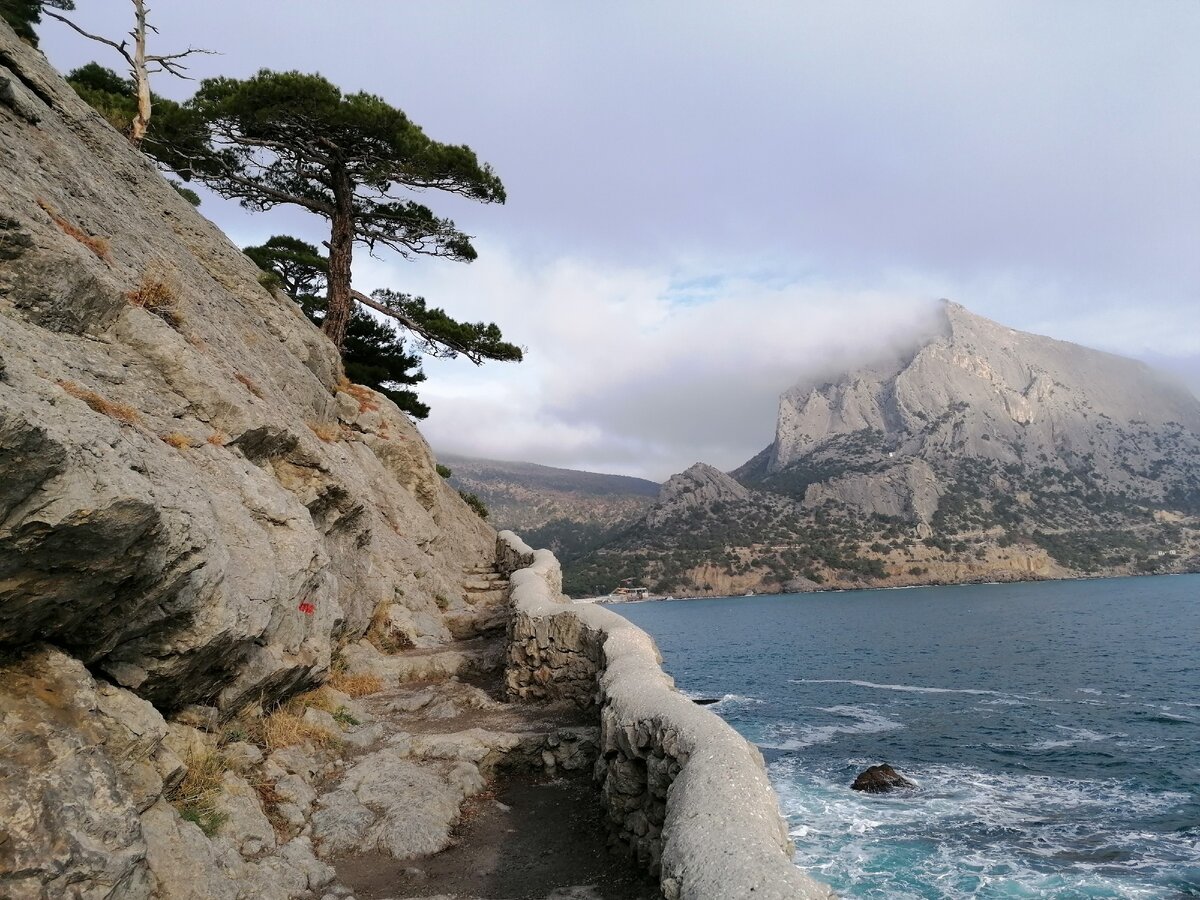 Сейчас в Крыму очень мало людей. 