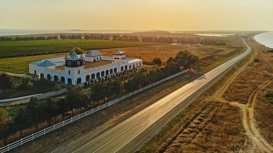 «Поместье Голубицкое» расположено в уникальном по красоте месте — на Голубицкой стрелке (недалеко от ст. Голубицкая Темрюкского р-на Краснодарского края). Это узкая полоска суши между Азовским морем и Ахтанизовским лиманом, откуда открываются панорамные виды на Таманский полуостров, море, лиманы, виноградники и песчаные пляжи.