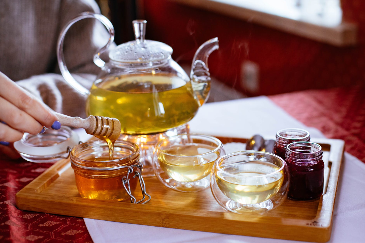 Наскоро попив чаю. Чай с медом. Красивый чай. Чаепитие с медом. Чашка чаю с медом.