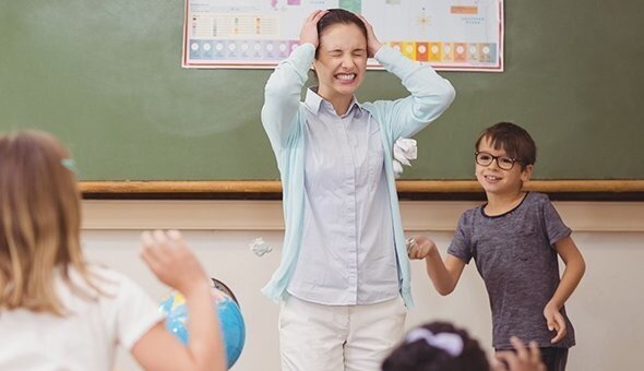 Типичные «онижедети» и беззащитный учитель. Источник фото multiurok.ru