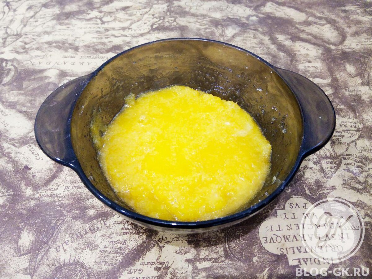 Растереть желтки с сахаром. Тесто на соде и сметане. Растертые желтки.