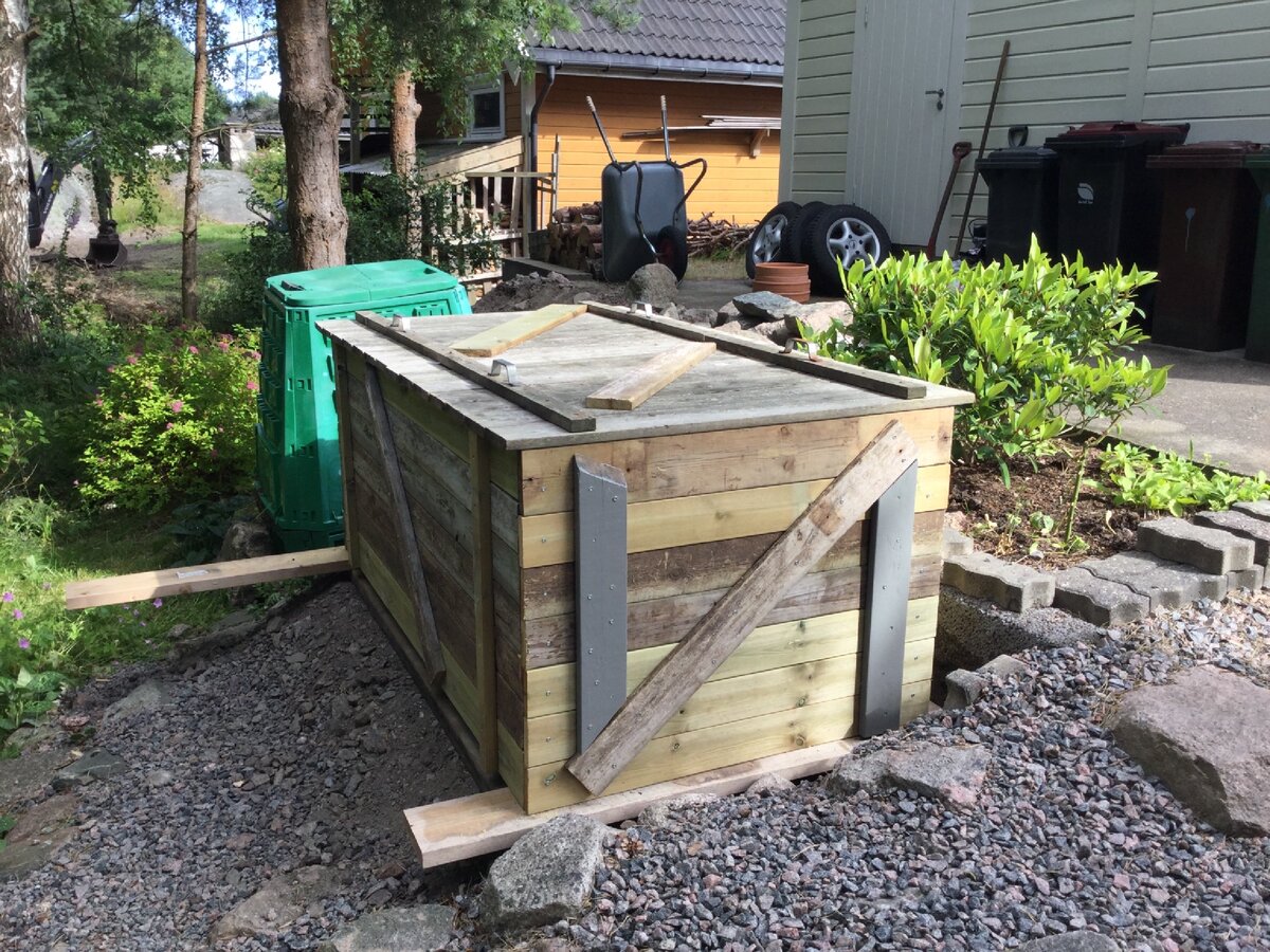 На заднем плане просматривается старый пластиковый зелёный контейнер. 
