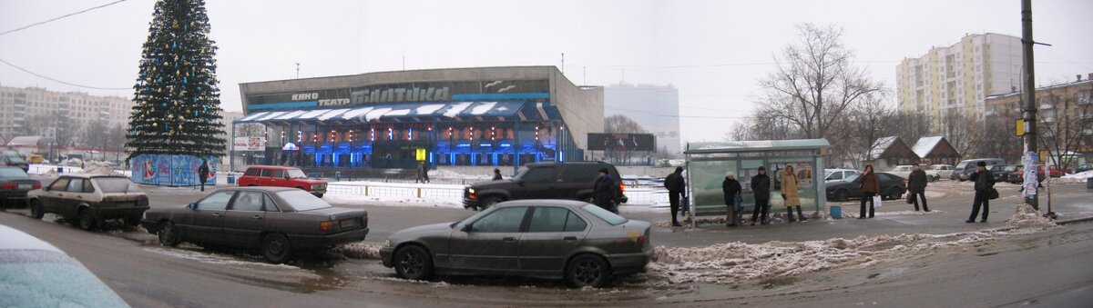 Метро Сходненская. Кинотеатр "Балтика" еще не снесли. Фото авторское. 2003 год.