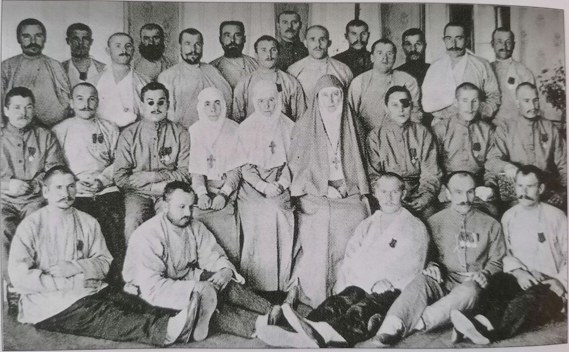 Великая княгиня Елизавета Федоровна, сестры милосердия и раненые в Марфо-Мариинской обители 