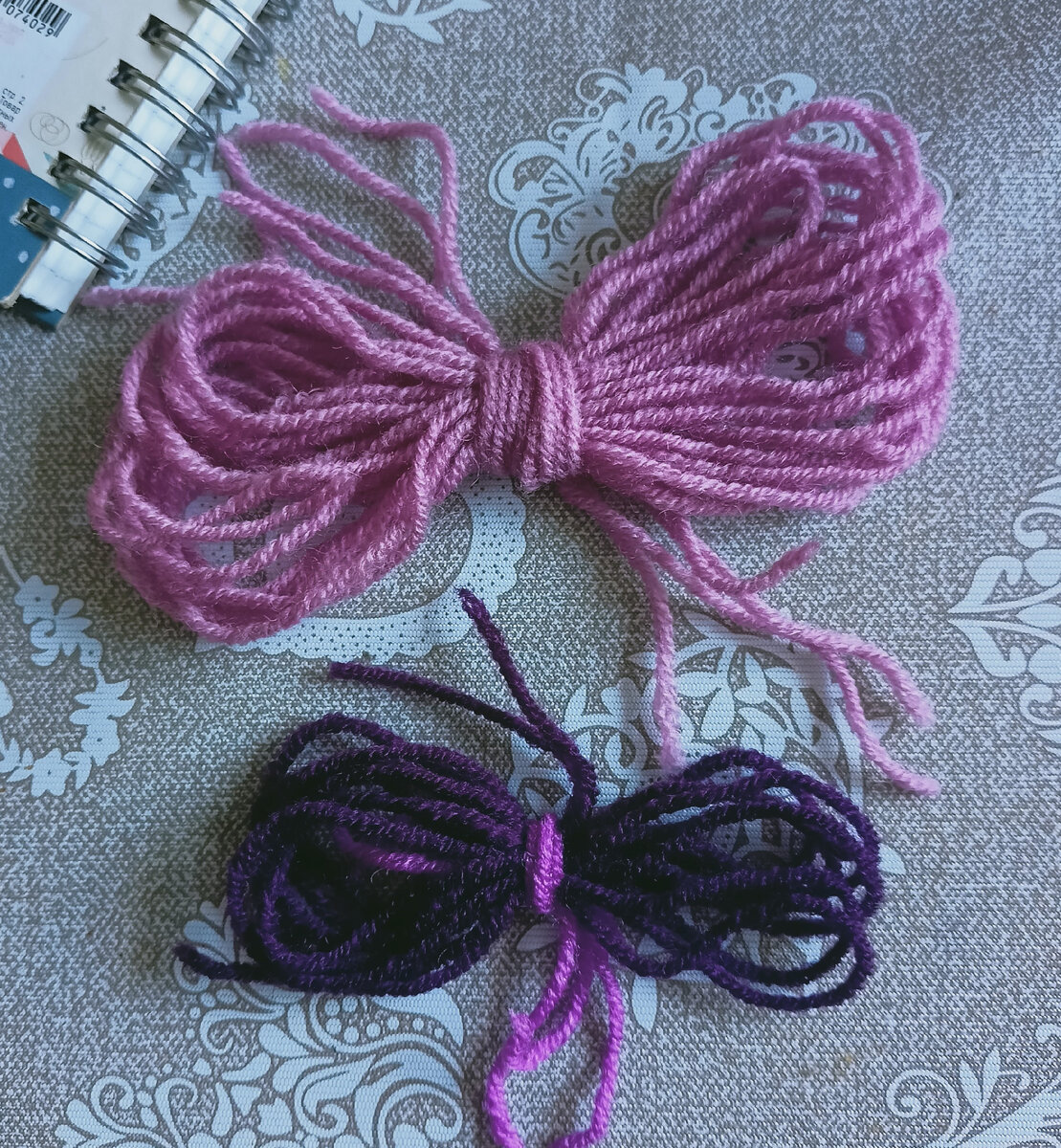 Остатки пряжи. Сухую розу нашла гораздо позднее, когда свитер был уже готов, а то и ее бы увязала на воротник.