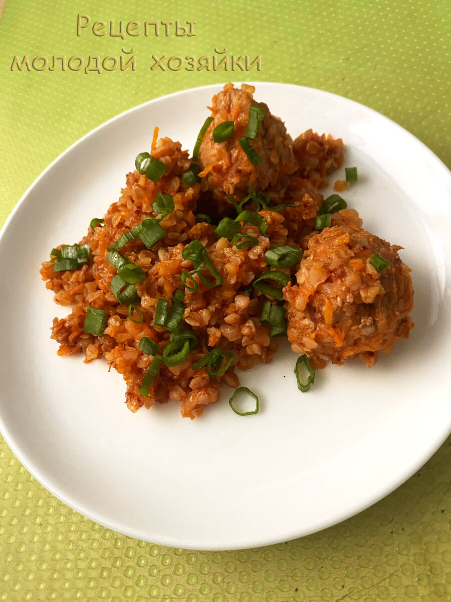 Гречневая каша с тефтелями и овощами