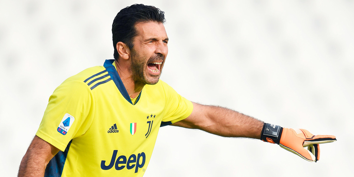 Голкипер «Ювентуса» Джанлуиджи Буффон ответил на вопрос, где он собирается выступать в следующем сезоне. Ранее 43-летний вратарь объявил о решении покинуть туринский клуб. 

— Я получил несколько интересных предложений. Посмотрим, сохраню ли я через 20 дней этот энтузиазм и желание продолжать упорно работать. Если буду чувствовать, что могу оставаться Буффоном, я соглашусь. В противном случае я уйду, — сказал Буффон.
Также в интервью TNT Sports Brazil вратарь рассказал об интересе из Бразилии.

— «Фламенго» связался со мной с предложением присоединиться к ним в качестве свободного агента, но я думаю, что не соглашусь. Я останусь ближе [к Турину]… надеюсь на это, — отметил игрок.
Буффон является десятикратным чемпионом Италии, четырехкратным обладателем Кубка страны и шестикратным обладателем Суперкубка в составе «Ювентуса».