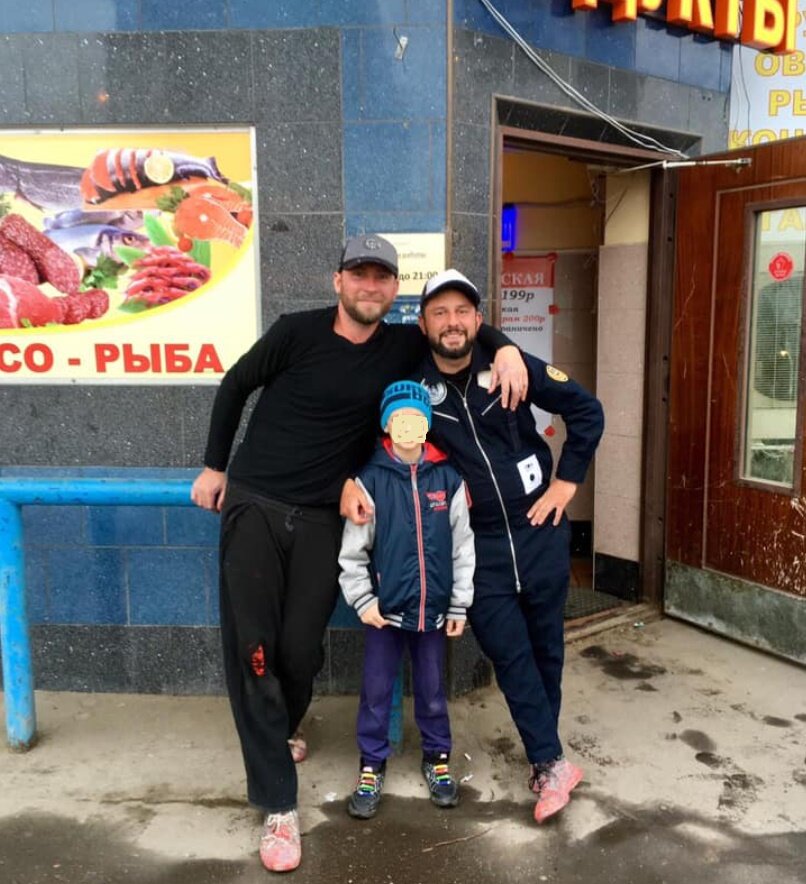 На фото художник Мартин Рон с другом.  Елена Барабошкина