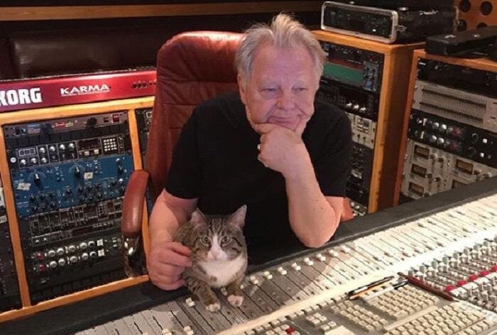 В студии с любимчиком Пашкой. | Фото: goodhouse.ru.