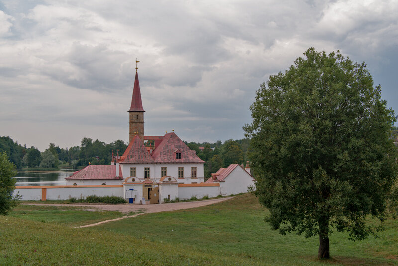 Снимок сделан в пасмурный день. Плоско, безжизненно. Зато влезает в 8 бит формата JPEG.
