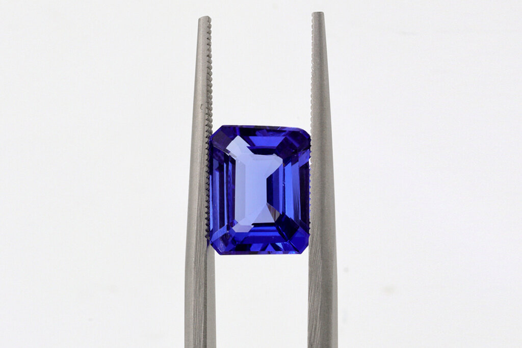  Танзанит в изумрудной огранке (эмеральд). Фото: Sabrinna Ringquist