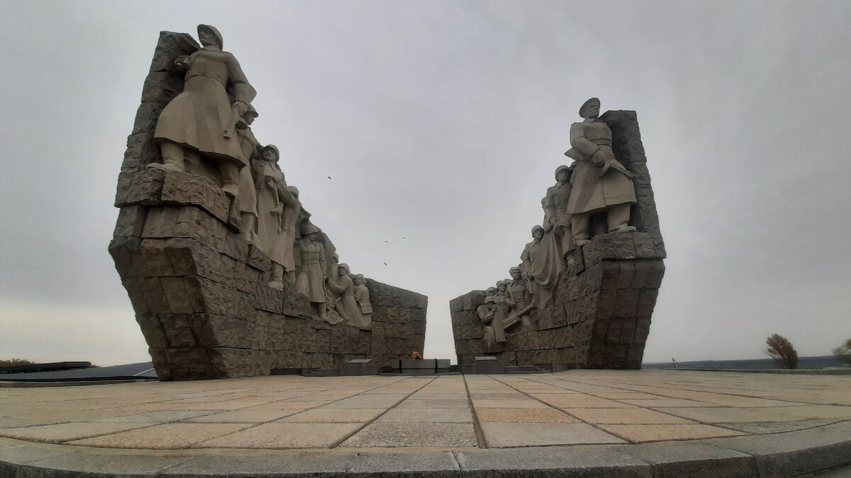 Мемориала Славы. За ним на уровне земли виднеется крыша музея. 