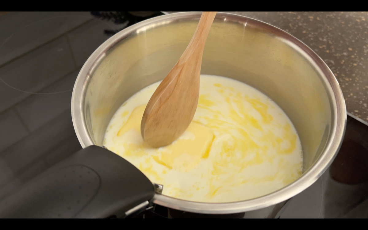 Молоко и масло подогреть на среднем огне, пока масло не растает