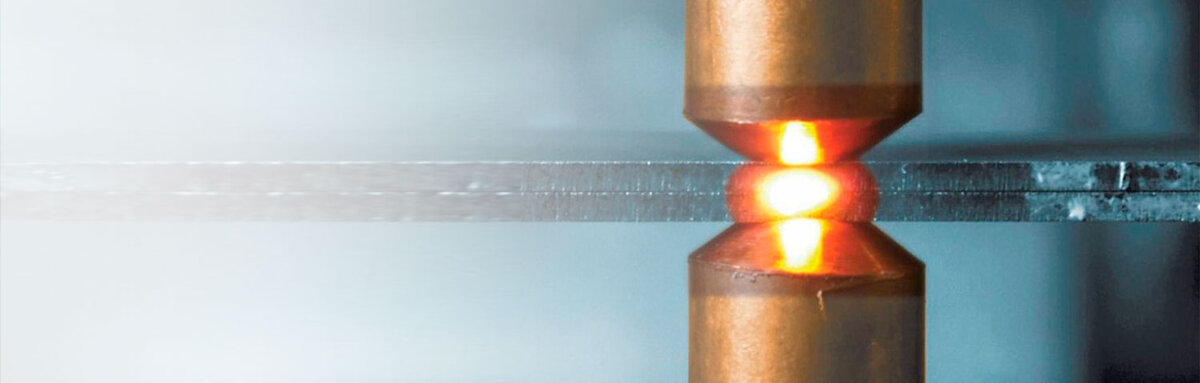 Рассмотрим принцип работы аппаратов контактной сварки, виды этого метода и необходимые расходные материалы.