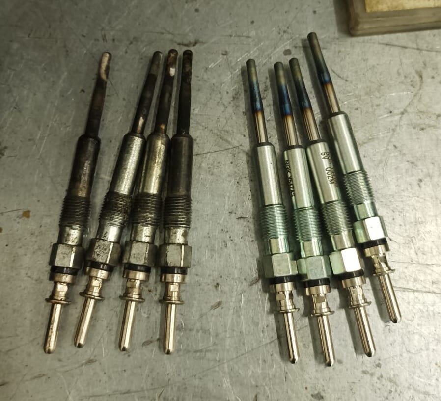 Слева – выкрученные старые со следами нагара и даже загибов. Справа – новые из коробки.