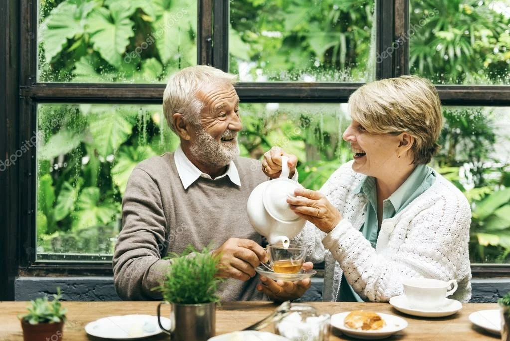 дедушка пьет чай. пьющие бабушка и дедушка. чаепитие пенсионеров. пенсионеры пьют чай. пенсионеры пьют чай.