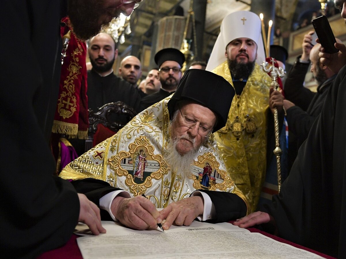 Патриарх Варфоломей подписывает томос для ПЦУ.