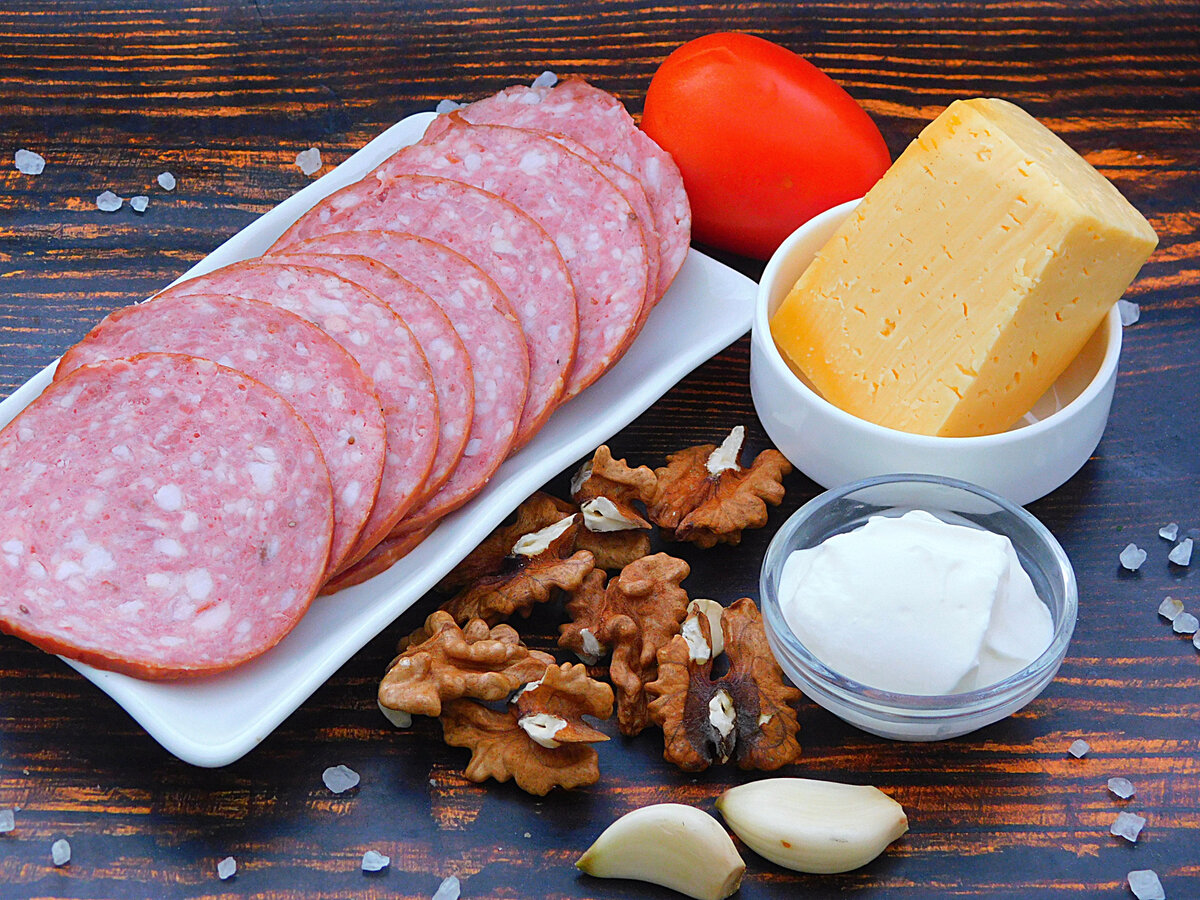 Ингредиенты для приготовления рулетиков из колбасы