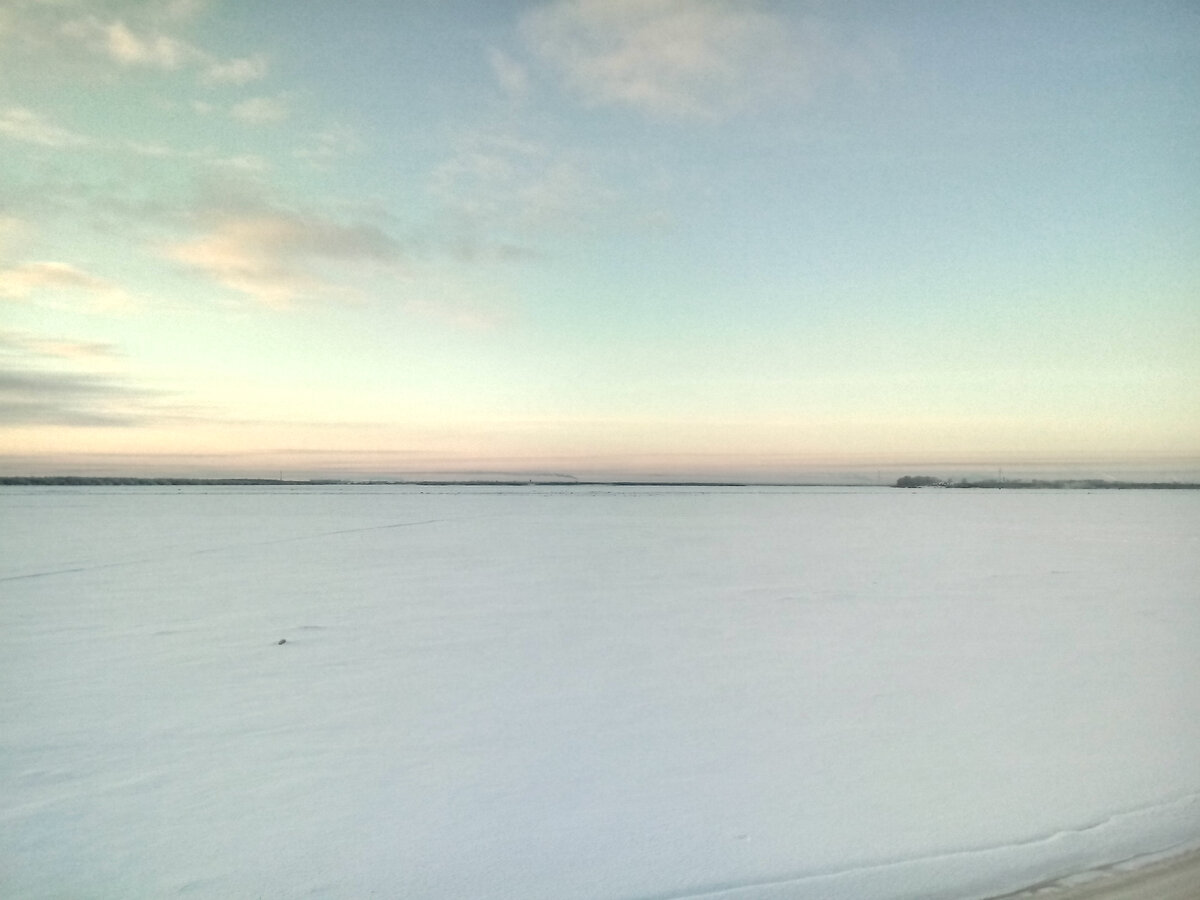 В Архангельске ещё вдоль Северной Двины на лыжах катаются