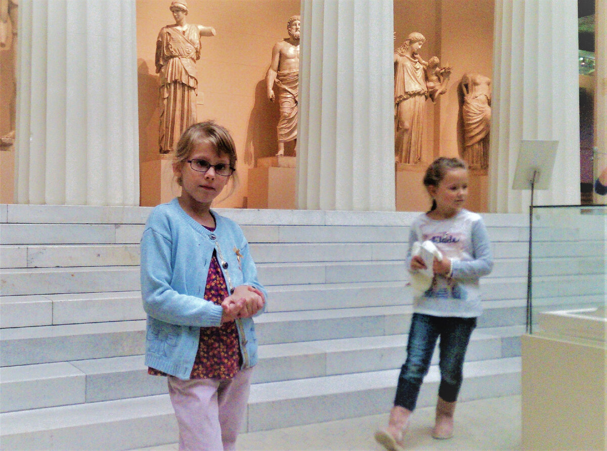 Дети нас очень любят!  Они так часто стараются оправдать наши ожидания. Ходят среди экспонатов с серьезным видом, как маленькие старички...