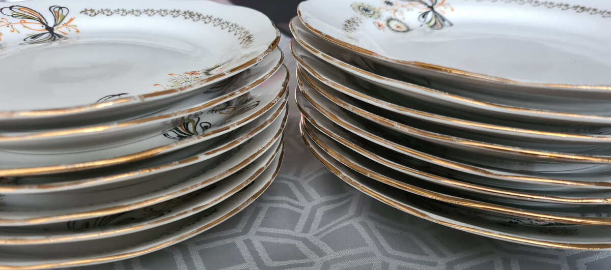 Фото автора. Рисунки и позолоченные ободки на тарелках содержат частицы металлов.