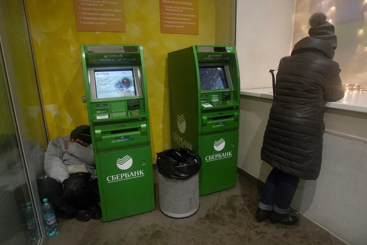 24 февраля, после начала наступательной операции в Украине,  российский рынок пережил один из самых тяжелых кризисов в истории. Рубль  начал стремительное падение, Мосбиржа отменила торги, а капитализация  крупнейших российских компаний обрушилась на 6,6 трлн рублей. На встрече  с представителями бизнеса Владимир Путин призвал предпринимателей с  пониманием отнестись к происходящему. «Новая газета» подсчитала, во  сколько россиянам обойдется война в Украине и санкции за вторжение.-Один день военной операции в Украине может стоить России десятки  миллионов долларов. По подсчетам РБК, каждый день военных действий в  Сирии в 2015 году обходился в $2,4 млн. Тогда численность военных и  гражданских специалистов составляла 1600 человек. Сейчас численность  войск, которые могут участвовать в украинской наступательной операции,  оценивают в 149 тысяч человек. В подсчеты стоимости одного дня военных  действий входят выплаты военным и гражданским специалистам, связь и  услуги IT, обслуживание военной техники, расходы на перевозку грузов,  траты на медицинские нужды, питание и другое.По данным Украины, за первый день войны Россия потеряла 30 танков, до  130 бронированных машин, 5 самолетов и 6 вертолетов российской армии.  Стоимость самолета СУ-25, потерю которого признала Россия, около $11 млн  долларов (близко к миллиарду рублей), закупочная цена сбитого, по  сообщению Генштаба Украины, вертолета Ка-52 ― также около миллиарда  рублей. Стоимость каждого из 30 российских танков Т-72, которые, по  данным украинского Генштаба, были повреждены, — 22 млн рублей.Капитализация трех крупнейших российских компаний — «Газпрома»,  «Роснефти» и Сбербанка — только за 24 февраля упала на 6,6 трлн рублей.  Акции подешевели на треть. С начала кризиса в октябре 2021 года акции  компаний потеряли более половины своей цены. Индекс Мосбиржи (суммарная  капитализация акций российских компаний) за 24 февраля потерял 33,3%.  Это рекордный обвал с 2008 года.Крупнейшие российские компании подешевели в два раза за время кризиса
Ряд западных стран, включая США и Великобританию, объявили о новых  санкциях против России. Пострадали госбанки, в том числе Сбербанк и ВТБ.  Кроме того, санкции введены против «Аэрофлота», «Ростеха» и входящих в  него корпораций, Промсвязьбанка, ВЭБ.РФ. До этого ЕС ввел санкции в  отношении российского госдолга. Это означает, что стоимость привлечения  денег для государства и компаний станет выше, а российские госбанки не  смогут иметь счета в долларах.Падение рубля и санкции приведут к росту инфляции. «Вполне возможно,  что в этом году инфляция окажется в районе 10–15%», — говорит директор  Центра экономической экспертизы НИУ ВШЭ Марсель Салихов. Это примерно в  полтора раза выше прошлогоднего результата в 8,4%.В первую очередь, подорожают импортная техника, лекарства, одежда,  некоторые продукты. В некоторых магазинах цены на электронику подняли на  30%.Запрет импорта части высокотехнологичных товаров, падение рубля и  неопределенность на рынках отразятся и на инвестициях предприятий.  «Большая часть оборудования импортируется. Многие предприятия будут  вынуждены сокращать инвестиции или возьмут паузу», — поясняет Салихов. В  результате вместо прогнозируемого роста ВВП страну могут ждать спад или  стагнация. Это означает, что Россия потеряет триллионы рублей и  увеличит отставание от развитых стран.Восстановление разрушенной инфраструктуры «ДНР» и «ЛНР», как заявил  первый замглавы бюджетного комитета Совфеда Сергей Рябухин, потребует  порядка 1,5 триллиона рублей в течение трех лет. Беженцам из «ДНР» и  «ЛНР» российские власти уже выплатили около 610 миллионов рублей. При  этом 860 тысяч жителей «ДНР» и «ЛНР», по данным Госдумы, приняли  гражданство РФ, что дает им право на выплату пенсий и другие формы  поддержки.