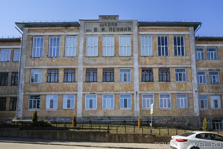 Старенькие деревянные дома, стоящие около Покровской площади, наверняка были свидетелями этой непростой истории.
