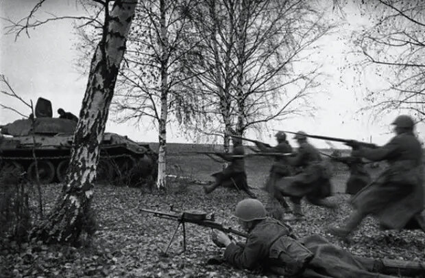 Атака советских танков Т-34 и пехоты. Авторское название — «Танковая атака. 1942»