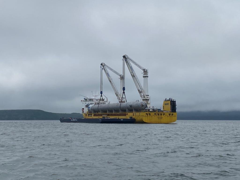 Самую высокую колонну Амурского ГХК тоже доставили на барже «Томск». Масса колонны составляет 968 тонн, а длина 111 метров. Сентябрь 2021 г.