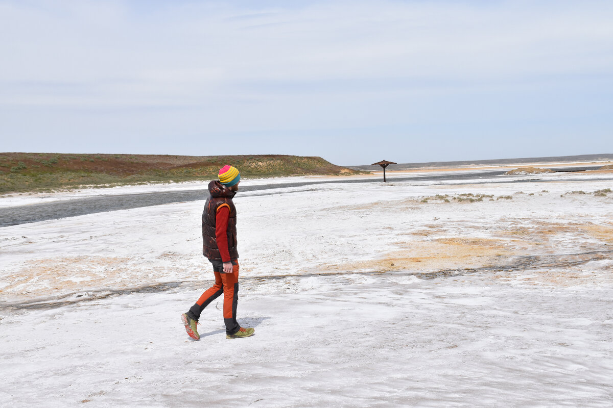 Вся поверхность земли покрыта толстой коркой соли. Это вовсе не снег!)
