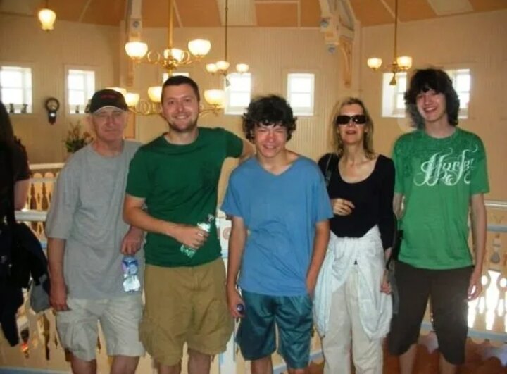 Джон Дикон с детьми(фото из открытых источников)