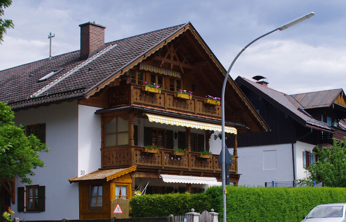 Вот дом поменьше. Тоже карнизы очень широкие.