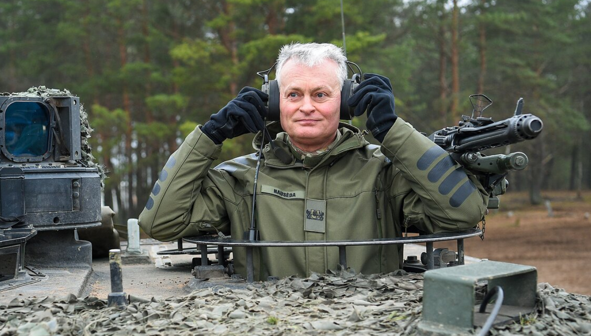 Науседа мечтает въехать в Москву на танке