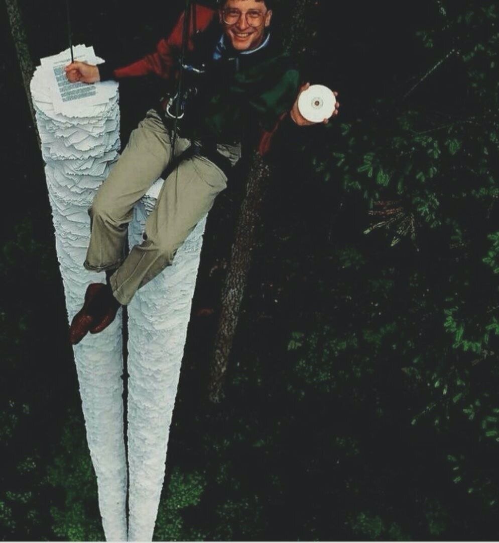 Бил Гейтс демонстрирует, сколько документов может содержать один СD-ROM диск, США, 1994 год