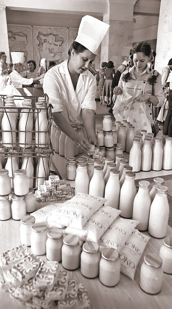     Однако молоко в стекле быстро скисало. Фото: Виктор САДЧИКОВ/Фотохроника ТАСС