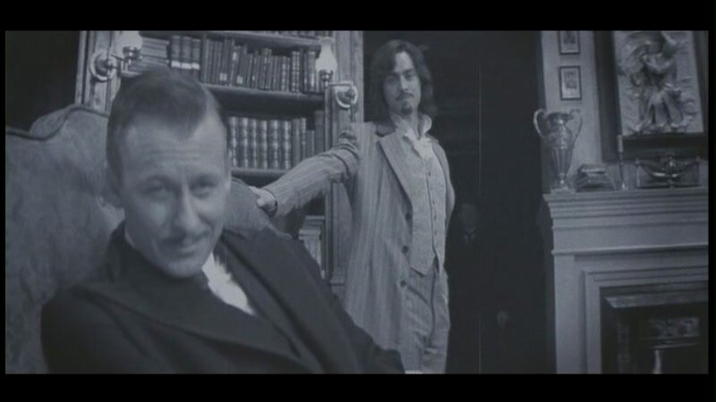 Здесь уже нет, намеренно отсвечивая за спиной главного злодея всея фильма