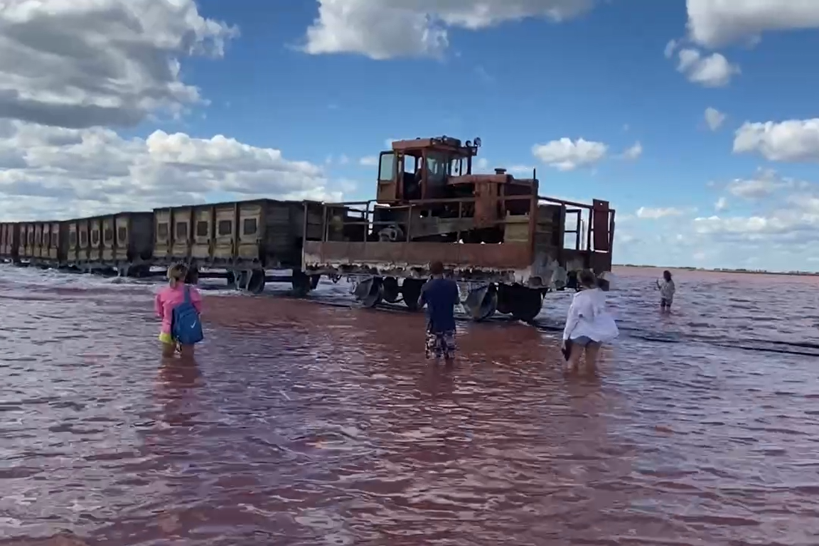 Розовое озеро Бурсоль, где прямо по воде ходит поезд. Алтайский край