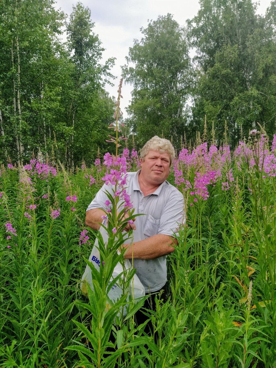 Эдик сморщился весь от мошки)))