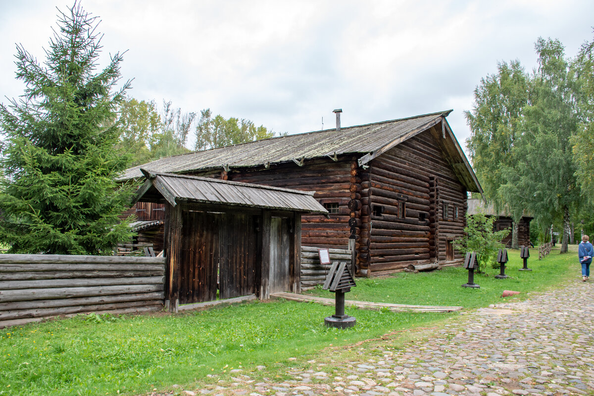Дом крестьянина Тарасова был построен в деревне Мухино в первой половине XIX  века. Этот дом с топкой «по-черному» – один из самых интересных экспонатов музея-заповедника «Костромская слобода».