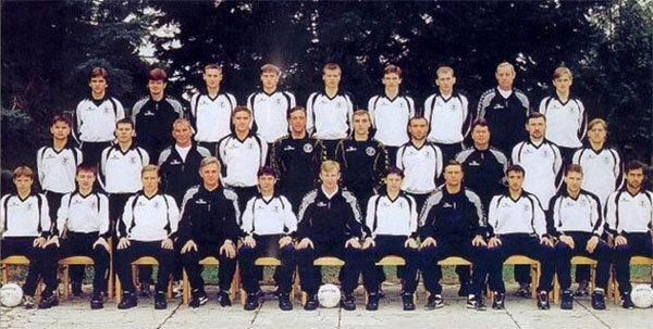 «Торпедо» образца 2001 года. 
Верхний ряд (слева направо): Владимир Леонченко, Алексей Завгородний (массажист), Максим Аристархов, Алексей Юрищев, Валдас Тракис, Вячеслав Даев, Сергей Кормильцев, Анатолий Зарапин (тренер вратарей), Александр Лухвич.
Средний ряд (слева направо): Алексей Бугаев, Константин Зырянов, Анатолий Прояев (врач), Виталий Литвинов, Роман Березовский, Валерий Воробьёв, Римантас Жвингилас, Александр Петров (массажист), Дмитрий Вязьмикин, Вячеслав Камольцев.
Нижний ряд (слева направо): Дмитрий Скобляков, Карен Оганян, Андрей Малай, Виталий Шевченко (главный тренер), Павел Шкапенко, Николай Солдатов (администратор), Игорь Семшов, Валерий Петраков (тренер), Сергей Черногаев, Андрей Гашкин, Александр Фамильцев.
