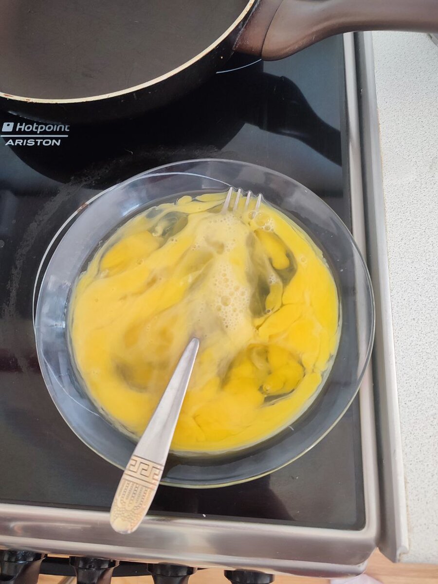 Вилка или венчик, используем то что удобнее)